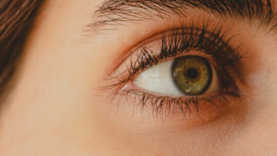 Sådan får du længere vipper: En guide til smukke og voluminøse øjenvipper