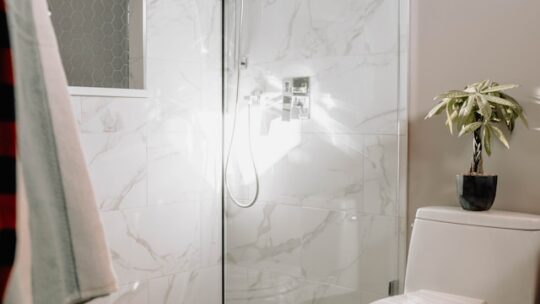 Hjørnetoilet: En pladsbesparende løsning til små badeværelser